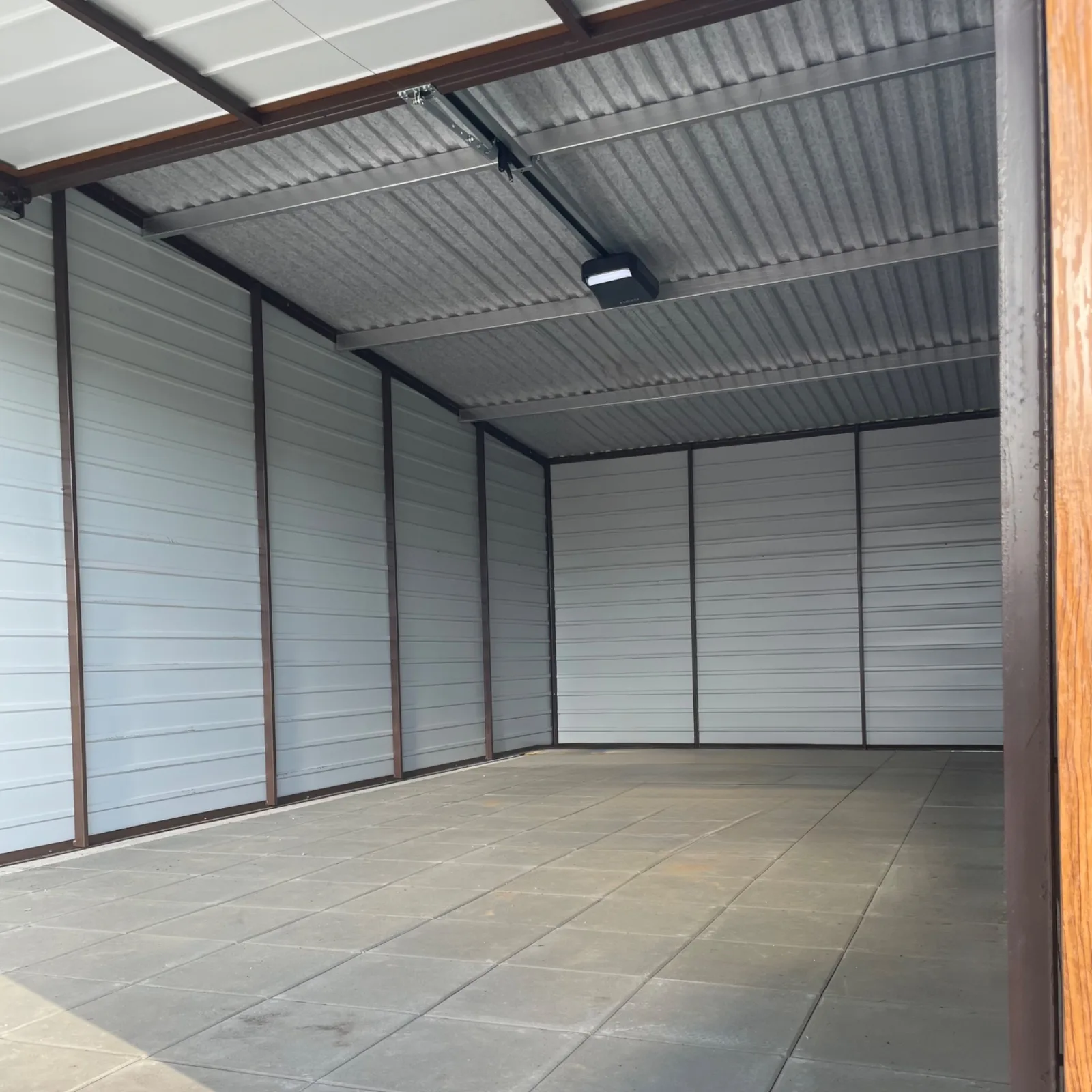 Garaż blaszany Premium 3×5 kolor złoty dąb brama uchylna - obrazek 3