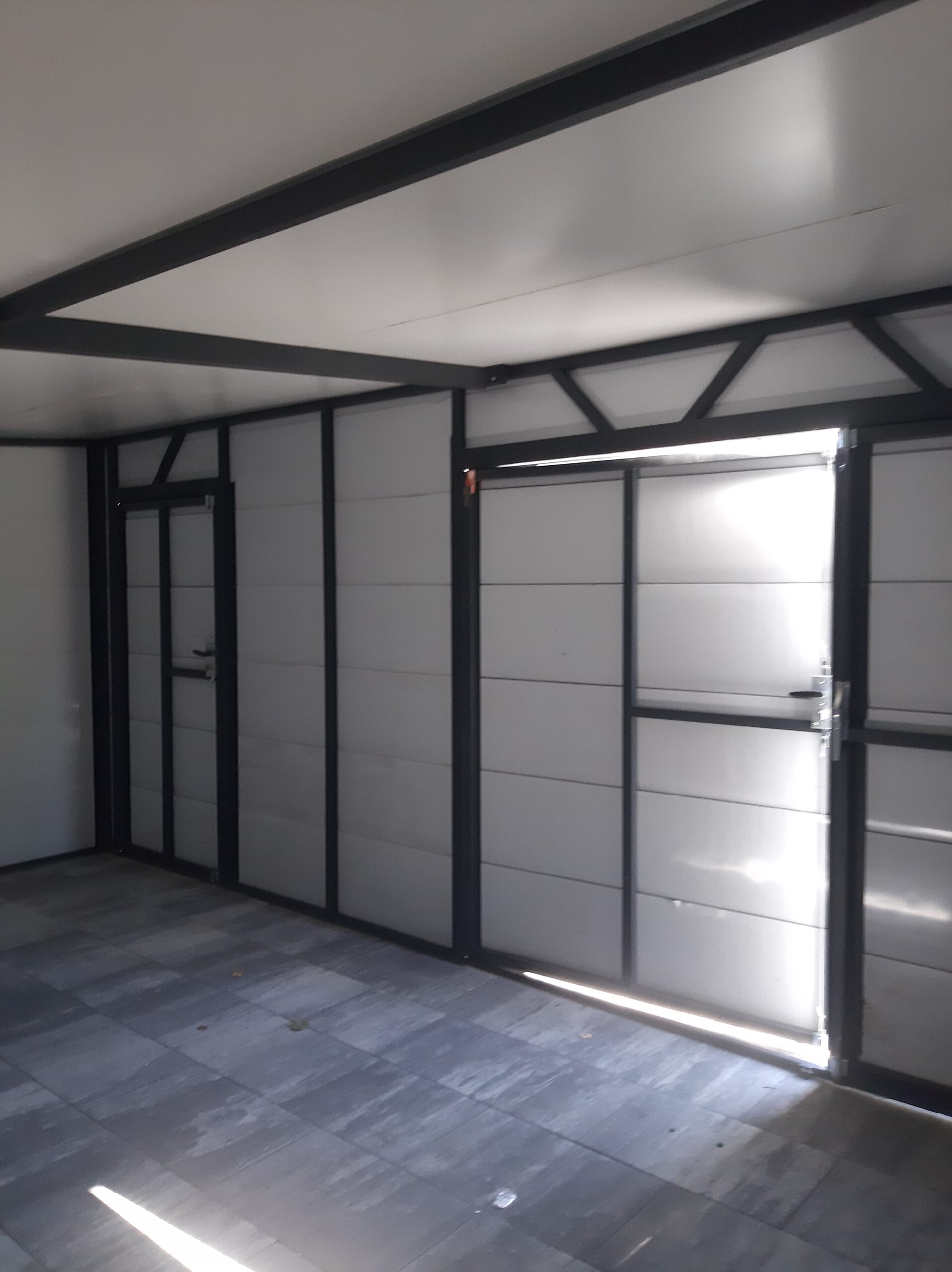 Garaż ocieplany z płyty warstwowej 6x8 brama dwuskrzydłowa - obrazek 3