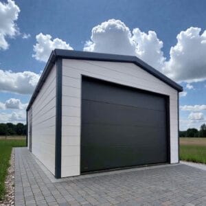 Garaż ocieplany z płyty warstwowej 4x8 z bramą segmentową