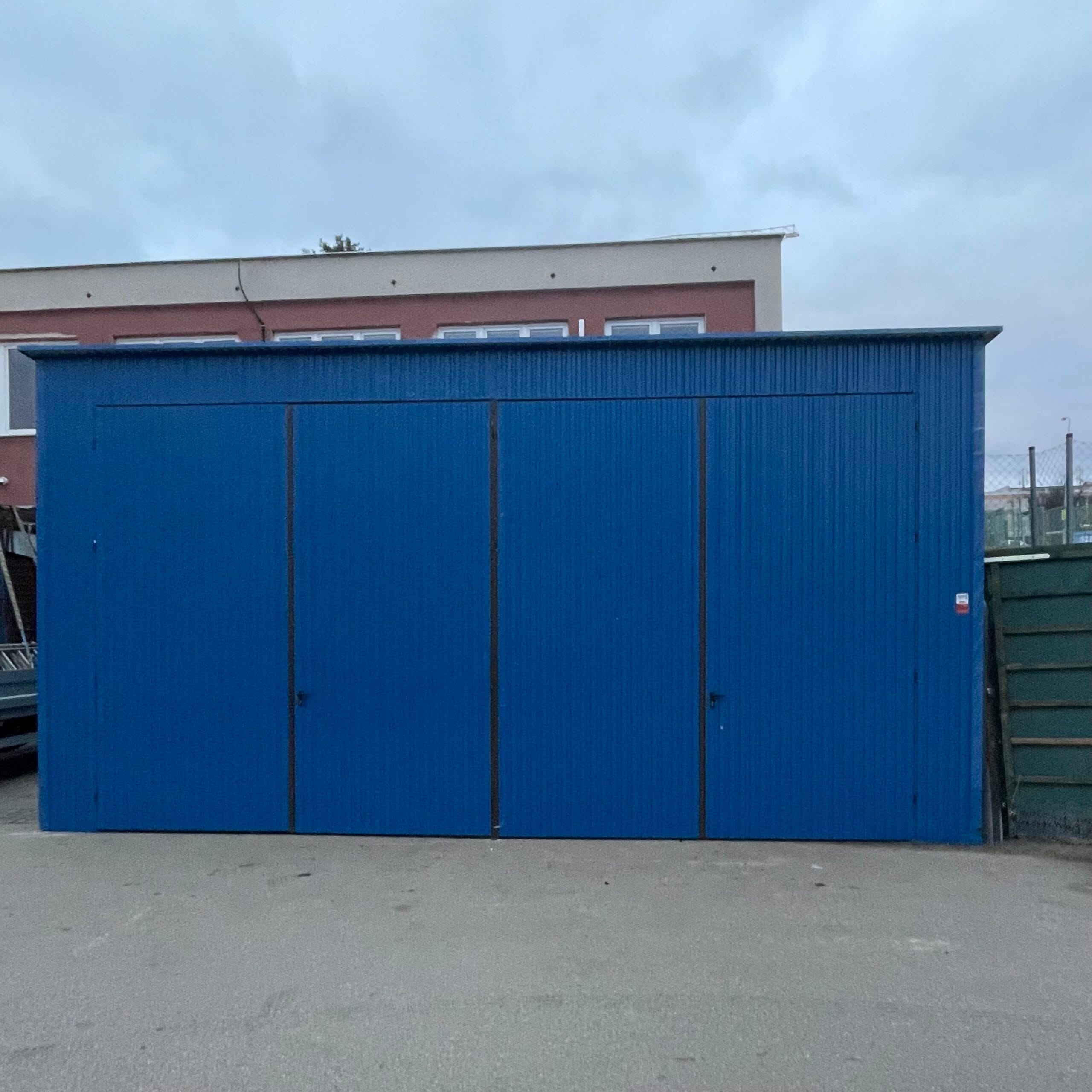 Hala magazynowa 7x7 z blachy trapezowej brama dwuskrzydłowa - obrazek 2