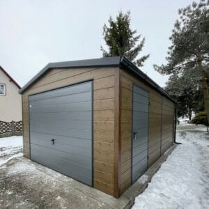 Garaż ocieplany z płyty warstwowej 4x8 drewnopodobny, brama uchylna