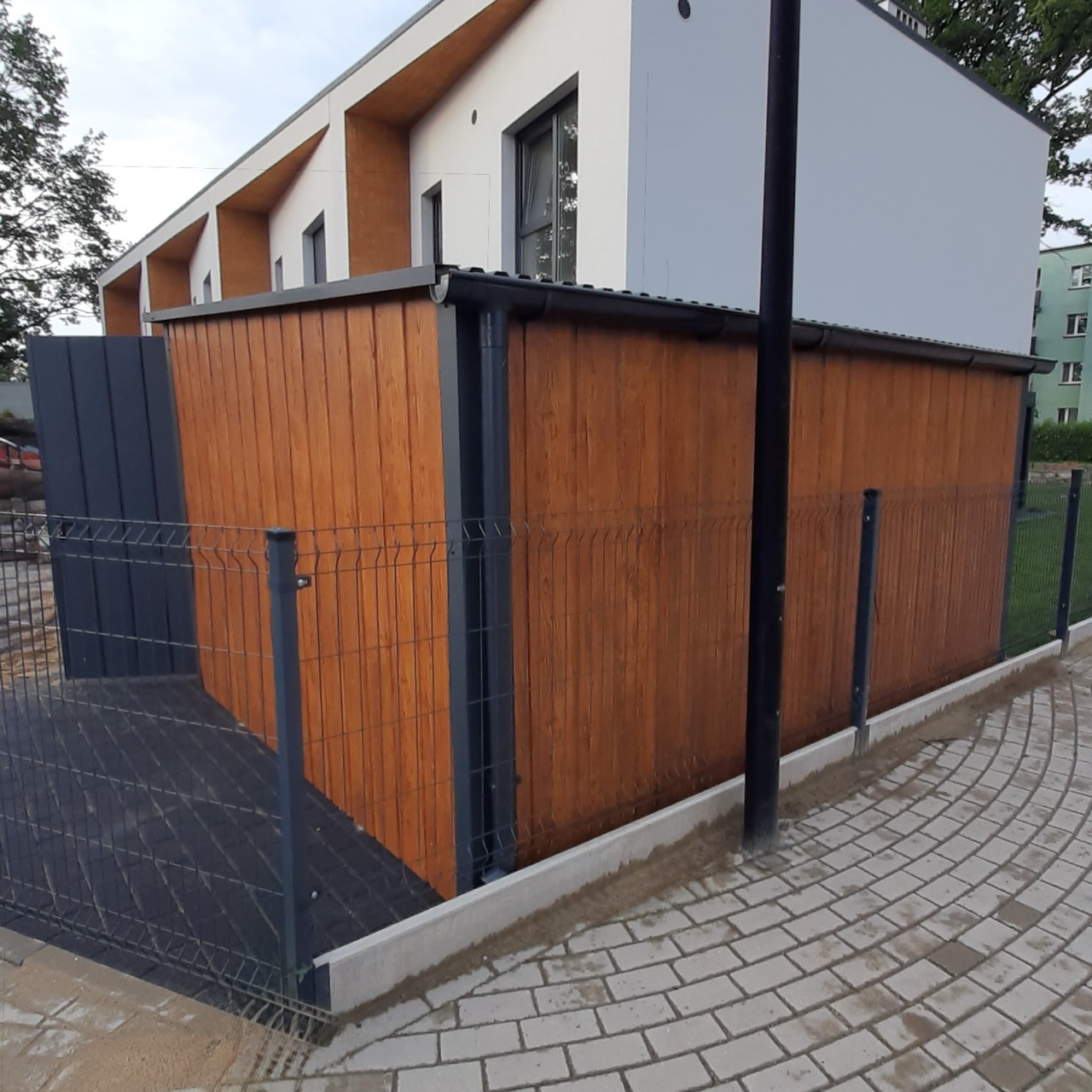 Domek ogrodowy narzędziowy 5 x 3 m w kolorze drewnopodobnym - obrazek 3