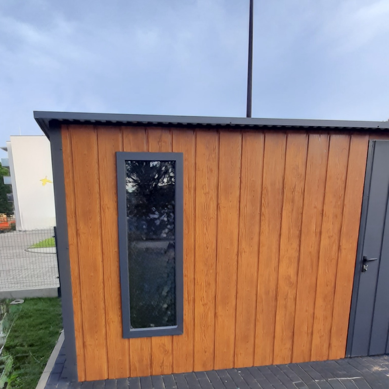 Domek ogrodowy narzędziowy 5 x 3 m w kolorze drewnopodobnym - obrazek 2