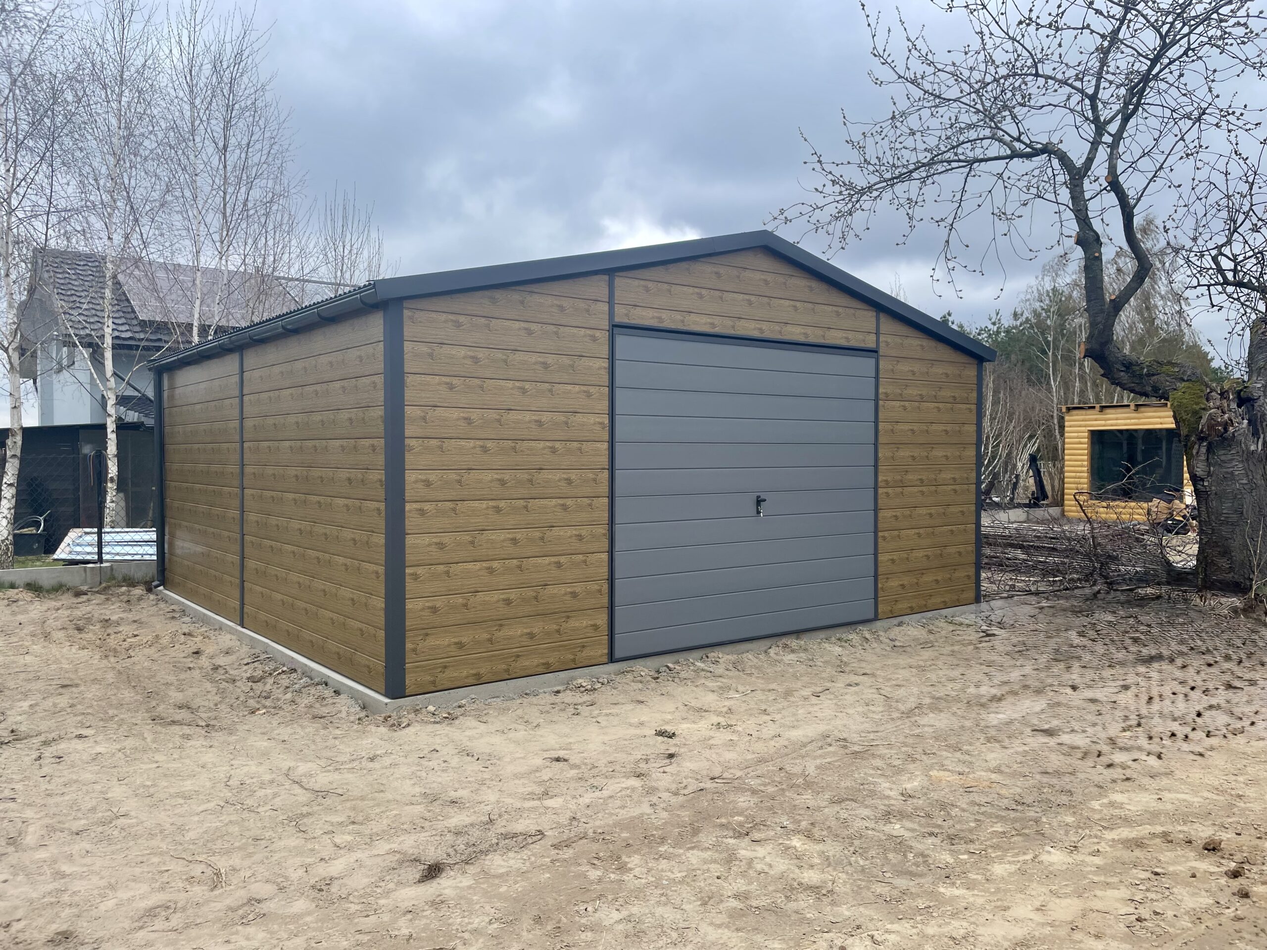 Garaż ocieplany z płyty warstwowej 6x6 m z bramą uchylną