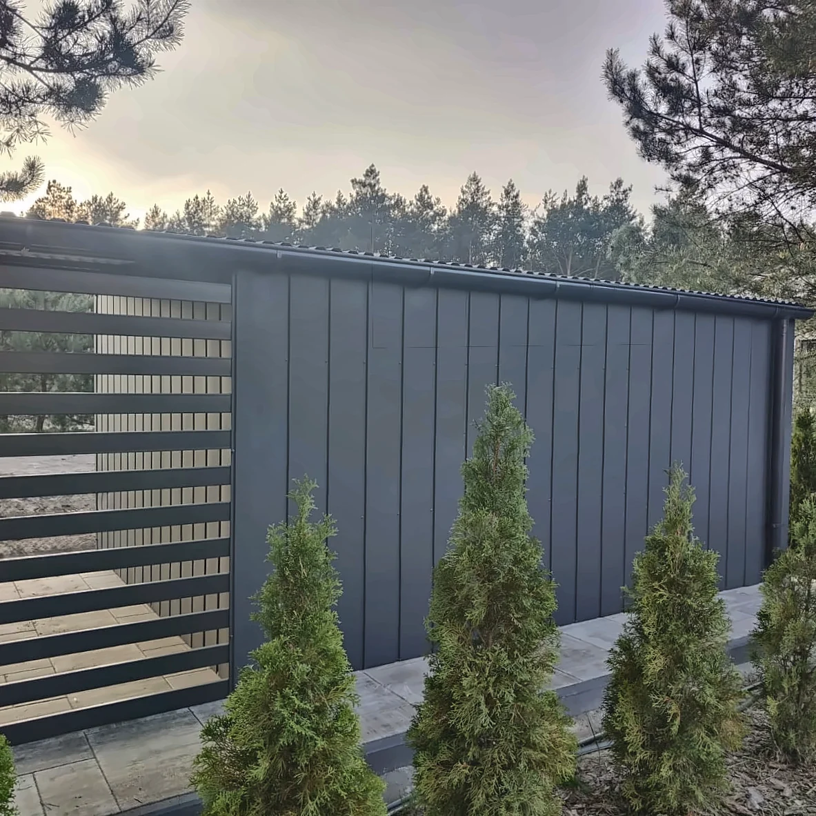Domek ogrodowy narzędziowy z wiatą 5 x 3 m w kolorze grafitowym - obrazek 3