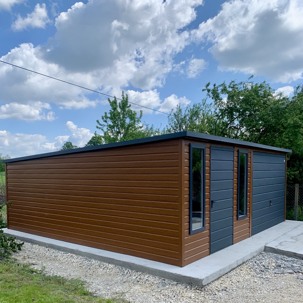 Garaż blaszany Premium 6×6 m z bramą uchylną w kolorze drewnopodobnym - obrazek 2