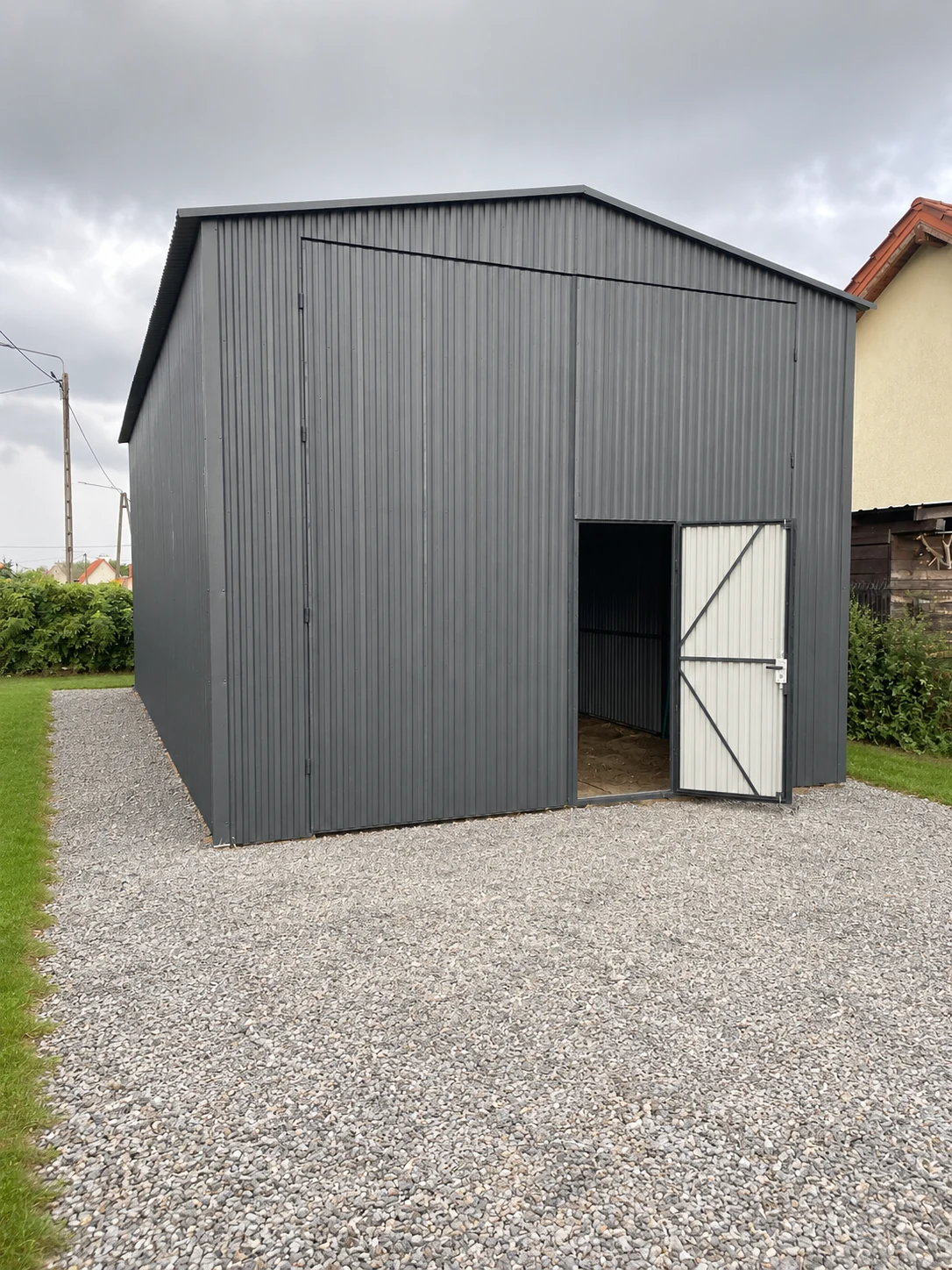 Hala magazynowa blaszana 6×12 m w kolorze RAL 7016