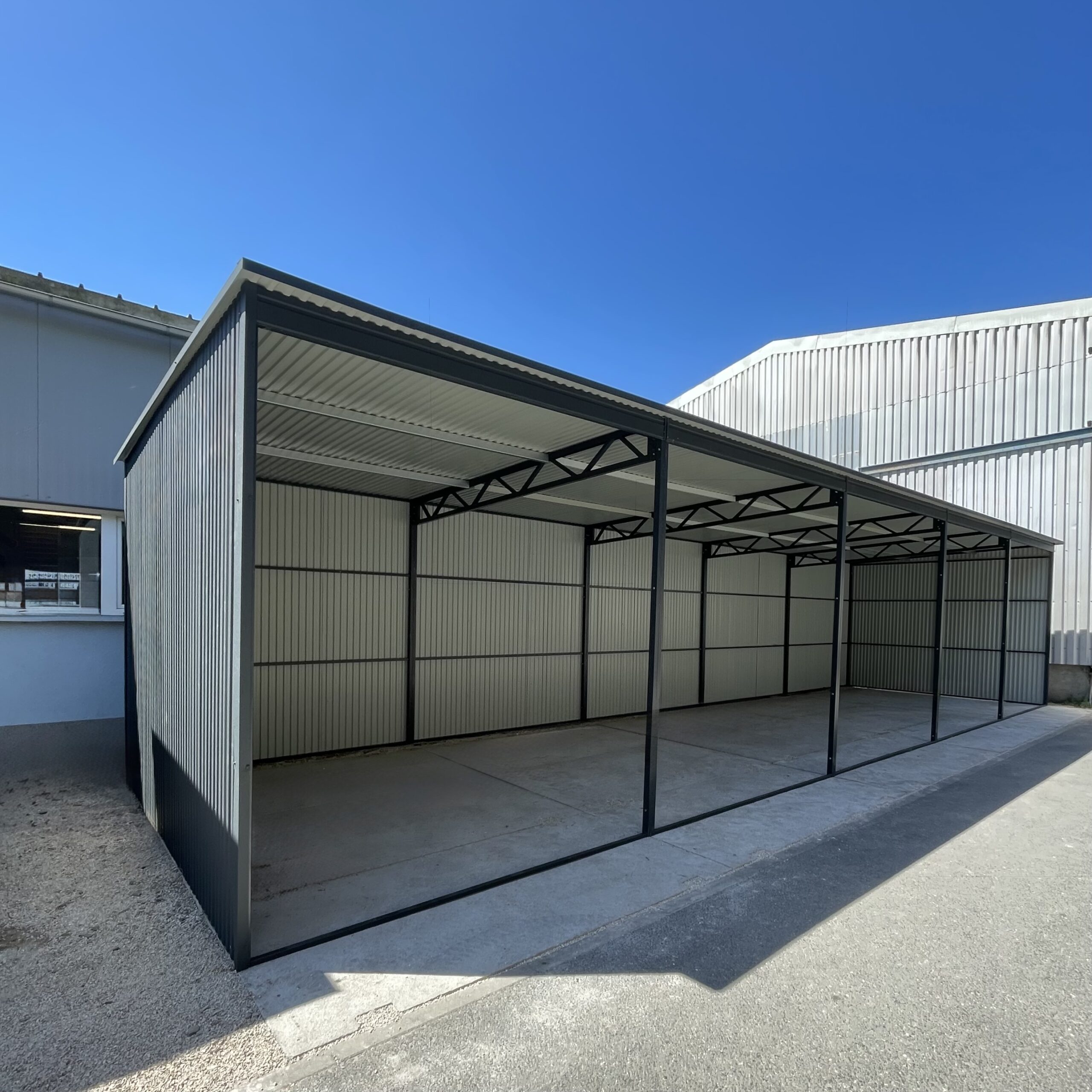 Wiata garażowa z blachy trapezowej 15x5 w kolorze grafitowym