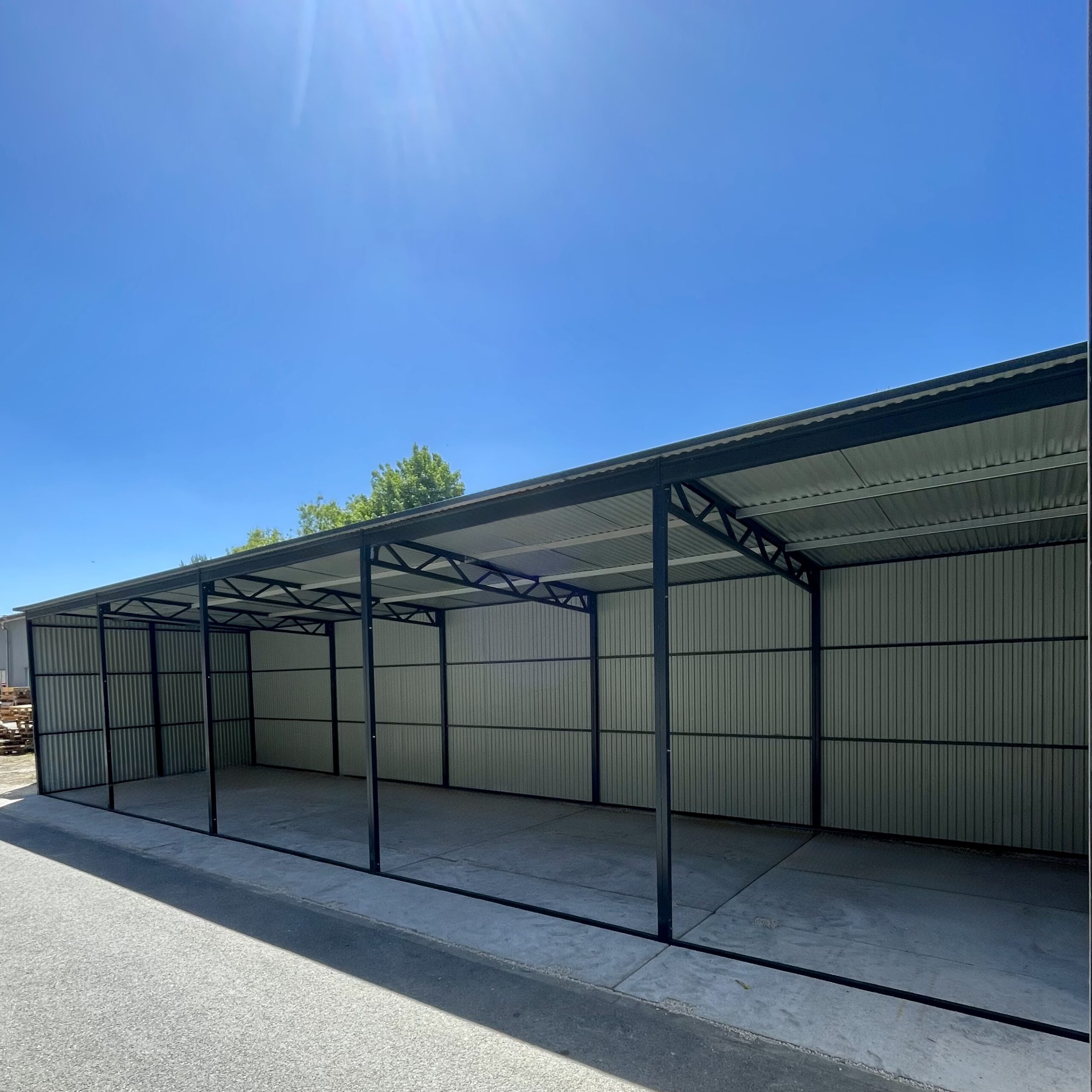 Wiata garażowa z blachy trapezowej 15x5 w kolorze grafitowym - obrazek 2