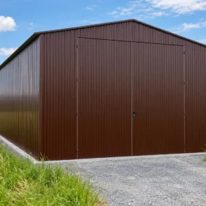 Hala magazynowa 6×18 m brązowa z dachem dwuspadowym i bramą 400×300 cm