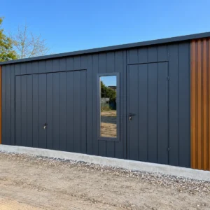 Domek ogrodowy 7 m×5 m z bramą uchylną i oknami, lamele dekoracyjne