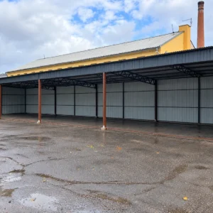 Wiata garażowa 20×6 m grafit mat z wjazdami o szerokości 4,90 m