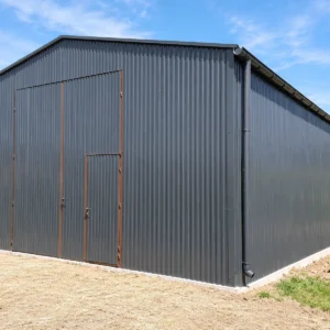 Hala magazynowa 12×30 m grafit mat z bramą 4×4 m i drzwiami w skrzydle bramy