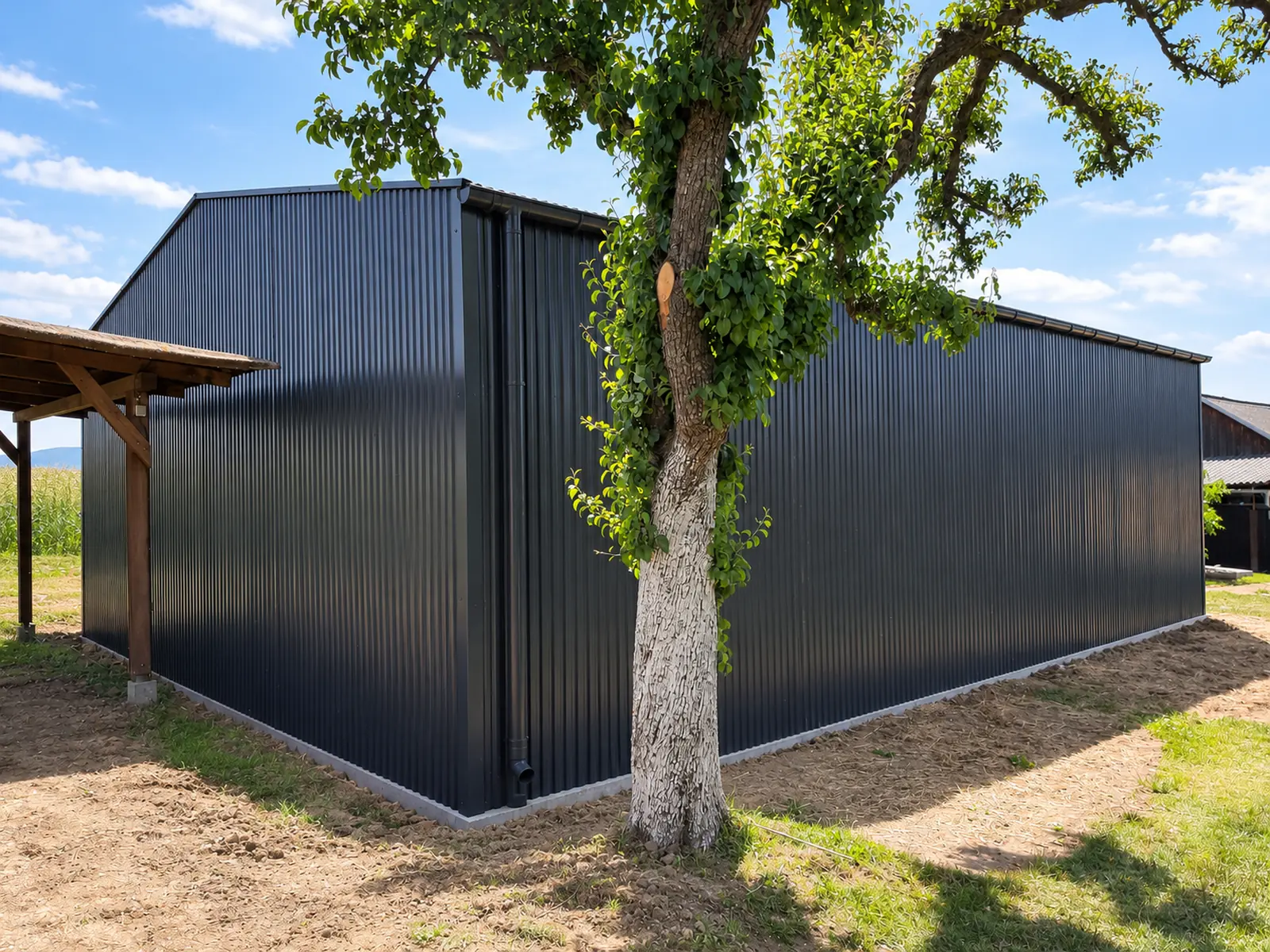Hala magazynowa 12×30 m grafit mat z bramą 4×4 m i drzwiami w skrzydle bramy - obrazek 2