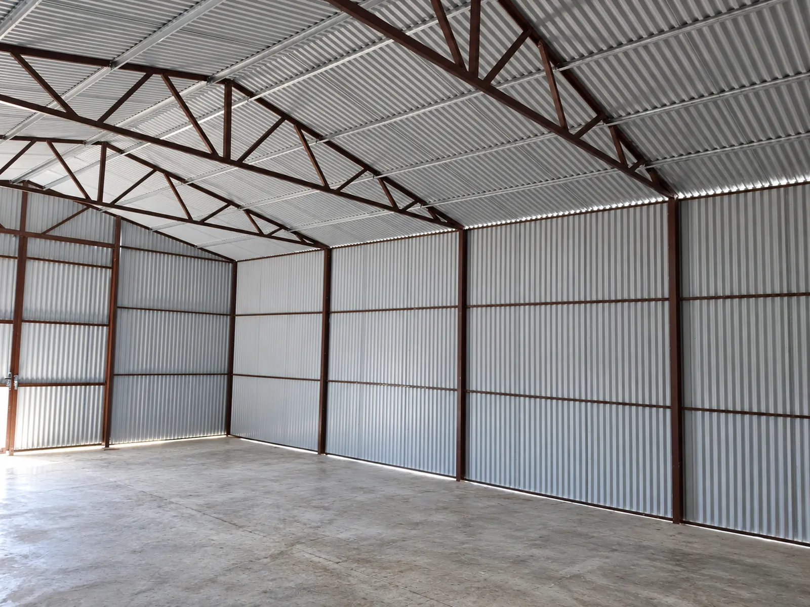 Hala magazynowa 12×30 m grafit mat z bramą 4×4 m i drzwiami w skrzydle bramy - obrazek 3